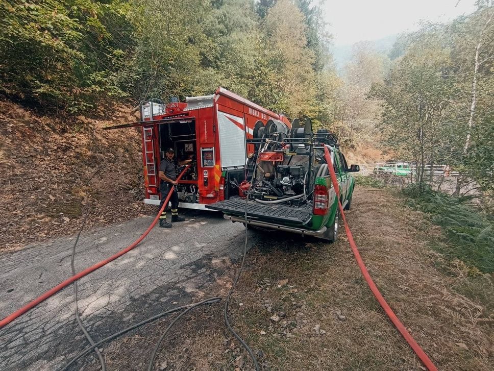Incendio sul Monte Barone, a rischio baite, strade e case