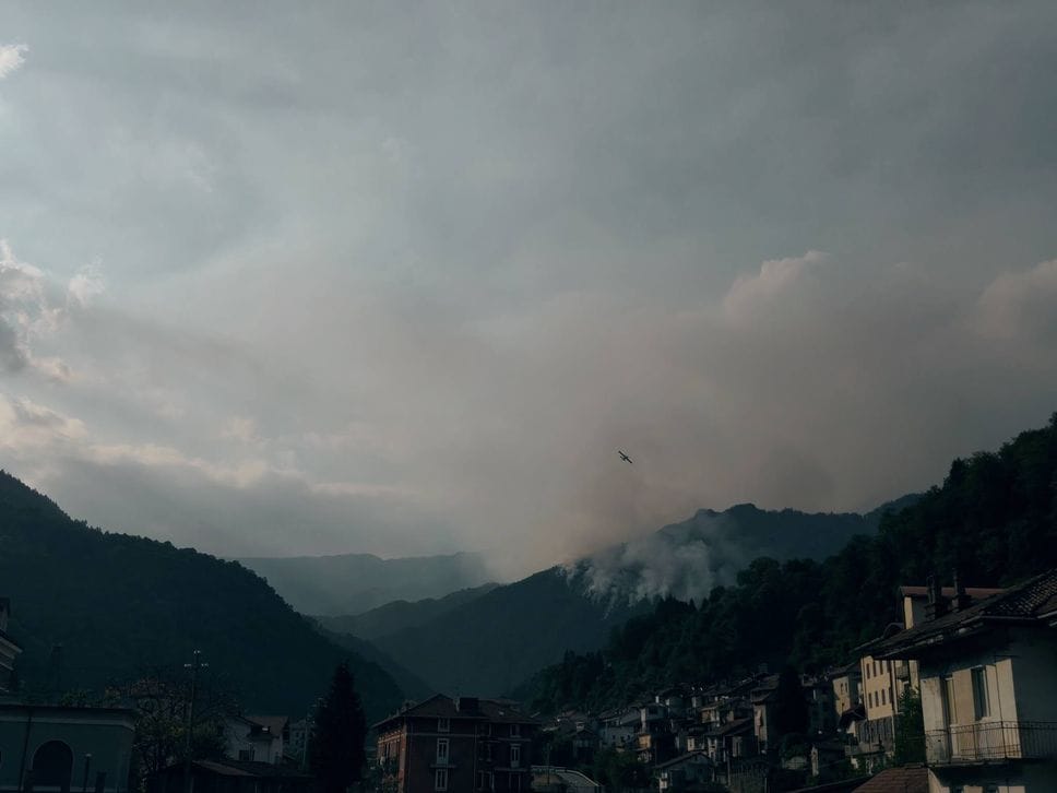 Incendio sul Monte Barone, a rischio baite, strade e case