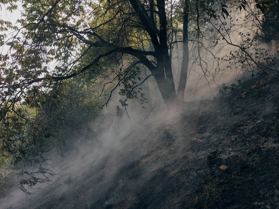 Incendio sul Monte Barone, a rischio baite, strade e case