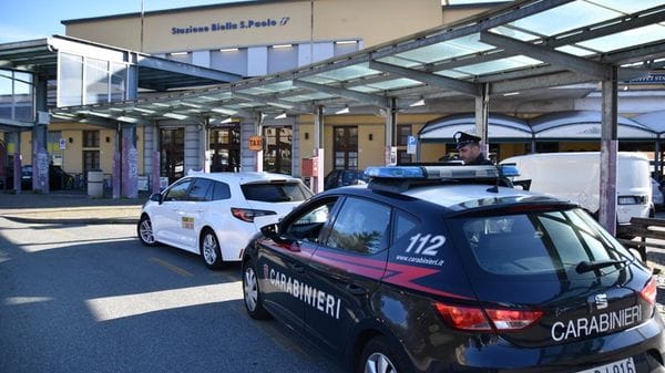 Lite alla stazione di Biella, un uomo tira un pugno a un altro