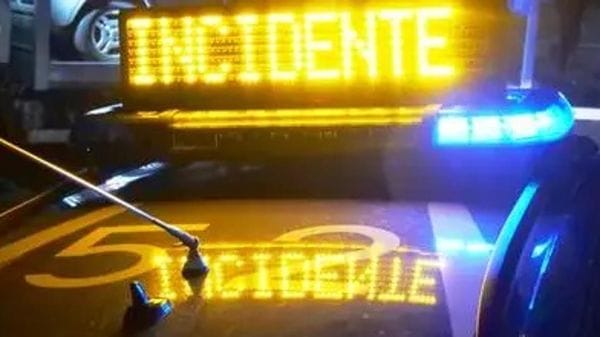 Opel Corsa fuori strada di notte, il proprietario scrive un biglietto: «Sto bene, verrò a recuperare l’auto domani»