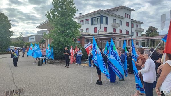 Assemblea pubblica dei lavoratori davanti alla sede di Hermes Gruppo Otto a Valdengo