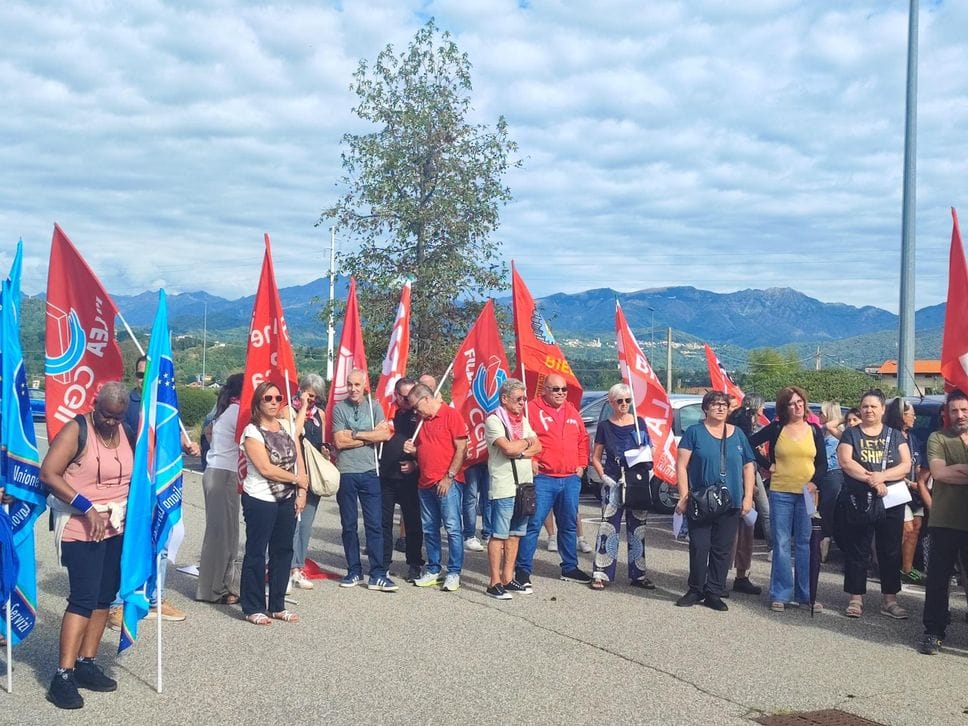 Assemblea pubblica dei lavoratori davanti alla sede di Hermes Gruppo Otto a Valdengo