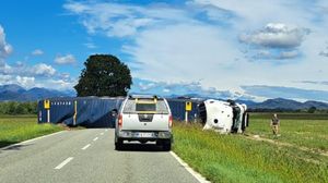 Tir si ribalta su un lato, strada chiusa tra Castelletto Cervo e la super