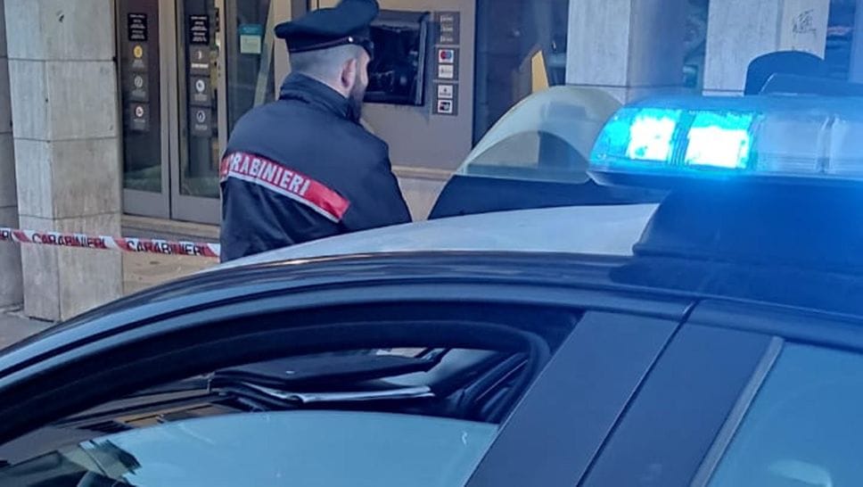 Tentano di manomettere il bancomat alla Banca Sella di Cavaglià, ma non ci riescono e scappano
