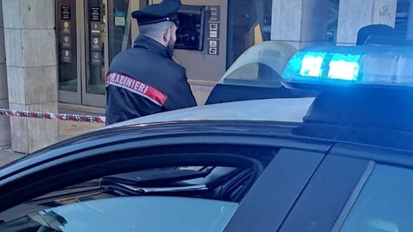 Tentano di manomettere il bancomat alla Banca Sella di Cavaglià, ma non ci riescono e scappano