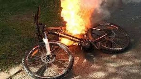 Una bici va  a fuoco, fiamme spente dai vigili