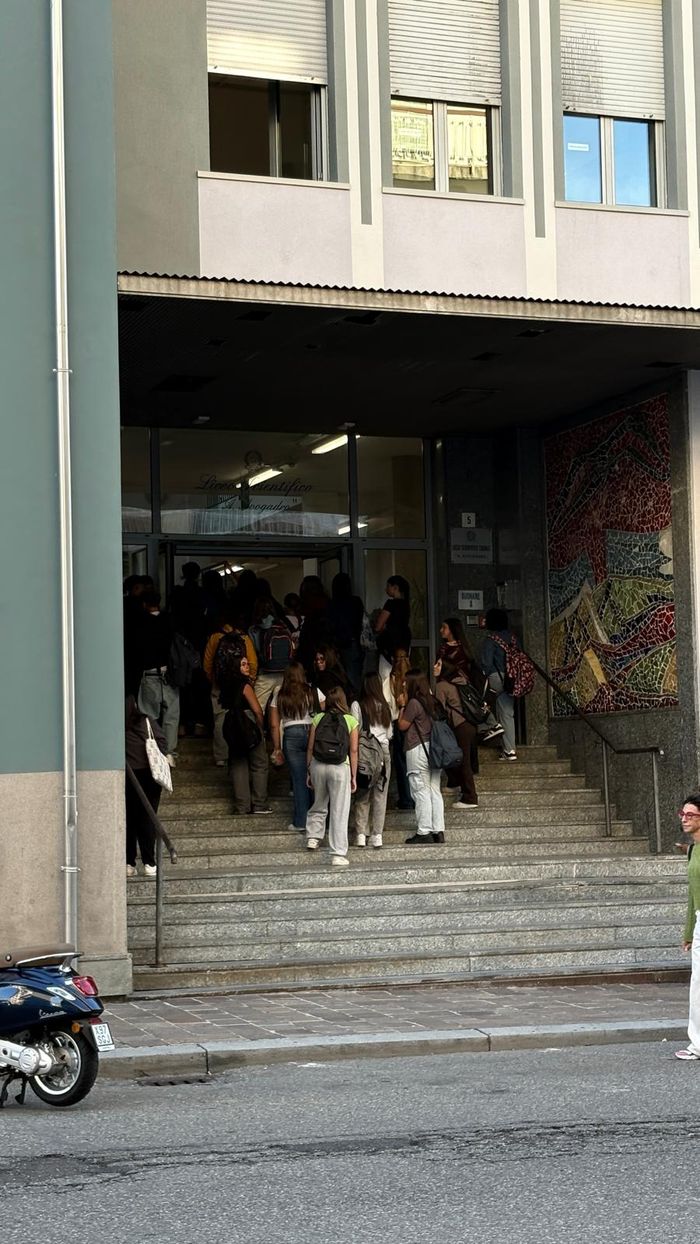 L’ingresso delle prime classi al liceo Avogadro