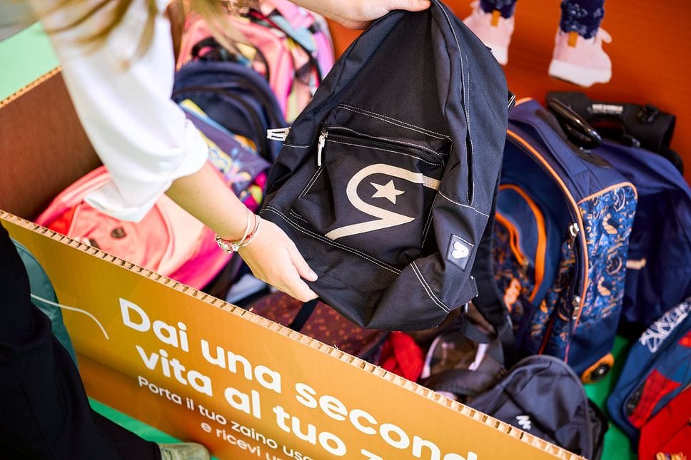 Solidarietà: al centro commerciale Gli Orsi  raccolti 150 zaini scolastici destinati a chi ne ha più bisogno