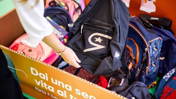 Solidarietà: al centro commerciale Gli Orsi  raccolti 150 zaini scolastici destinati a chi ne ha più bisogno