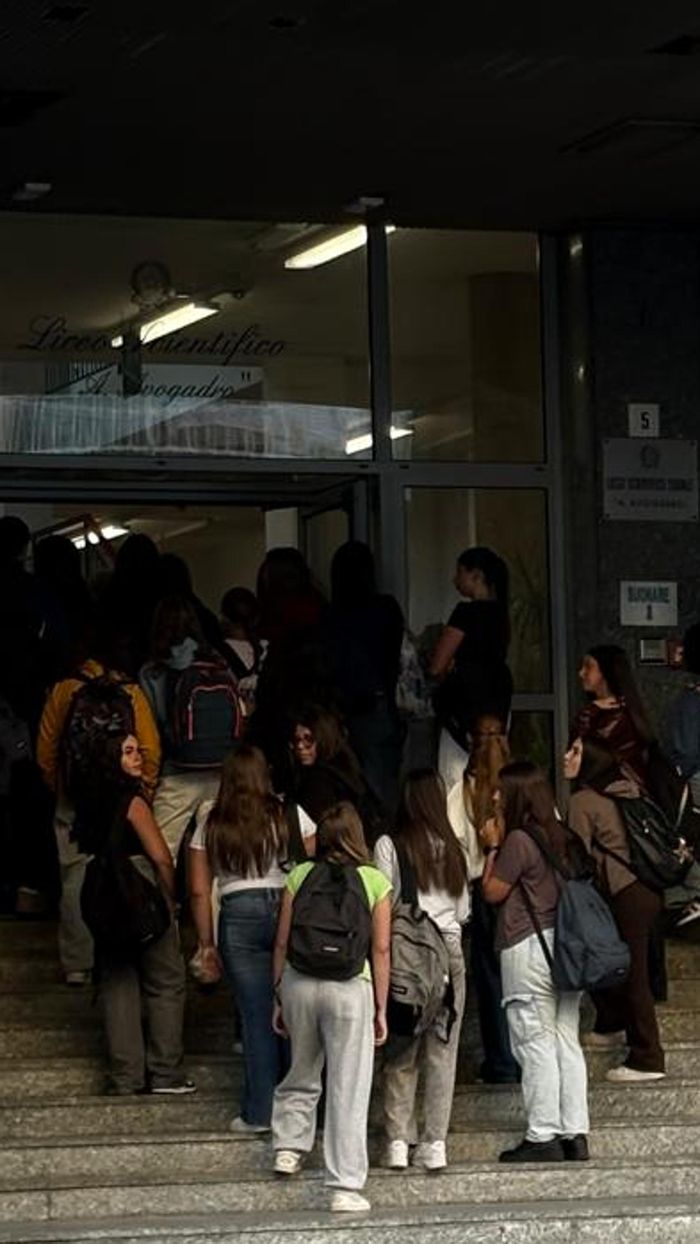 L’ingresso delle prime classi al liceo Avogadro
