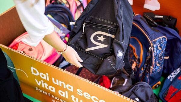 Solidarietà: al centro commerciale Gli Orsi  raccolti 150 zaini scolastici destinati a chi ne ha più bisogno