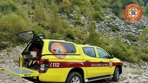 Soccorso alpino salva un uomo punto dai calabroni
