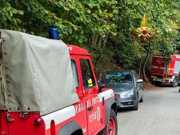 Ragazza cade in acqua e batte la testa: salvata da vigili del fuoco e soccorso alpino