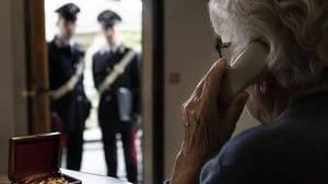 Si accorge del raggiro e manda via la truffatrice