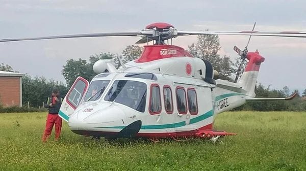 Un motociclista finisce addosso a un edificio: elitrasportato a Novara in prognosi riservata