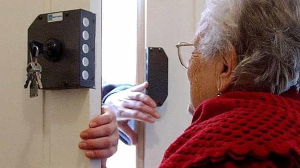 Entra in casa di un’anziana e le ruba un orologio