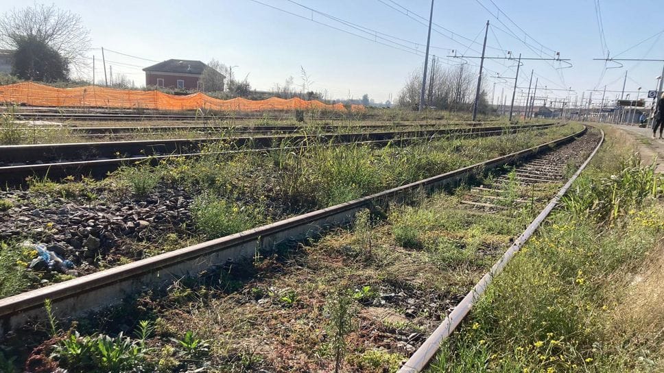 Cade la sbarra del passaggio a livello a Sandigliano