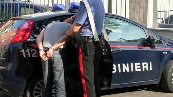 Prende a calci un minorenne e poi due carabinieri: arrestato