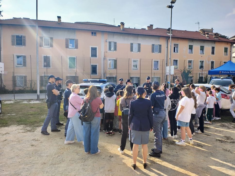 La polizia presenta le proprie attività ai bambini