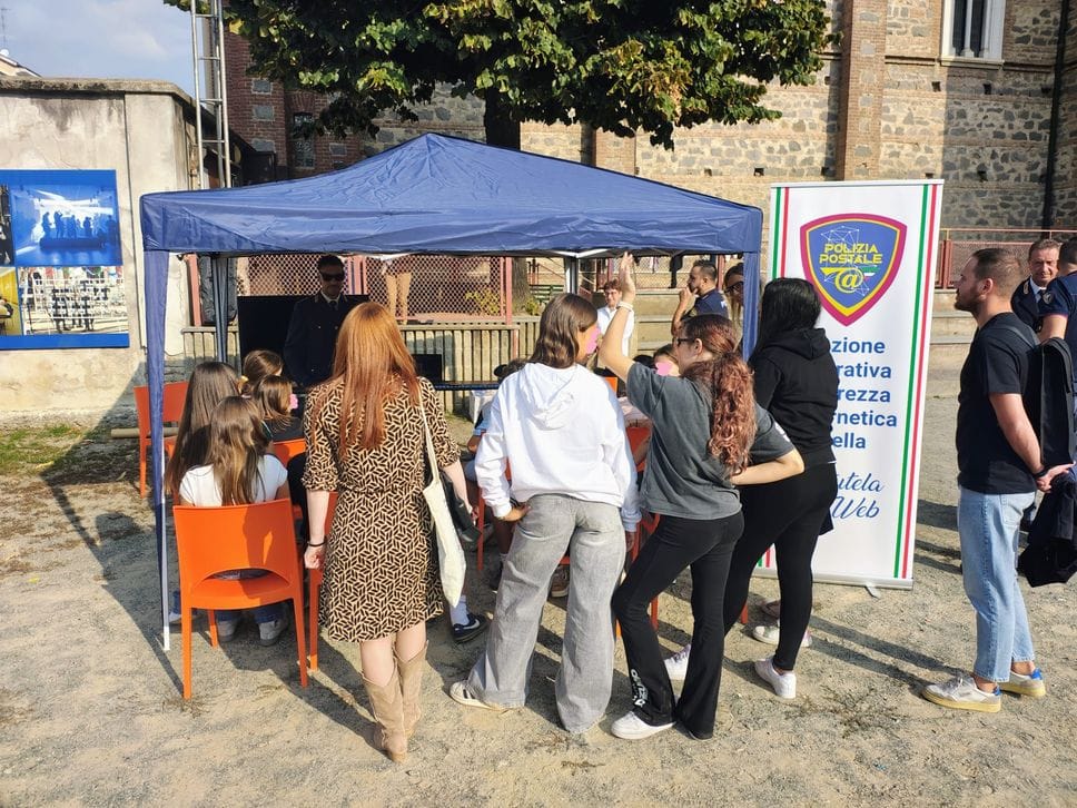 La polizia presenta le proprie attività ai bambini