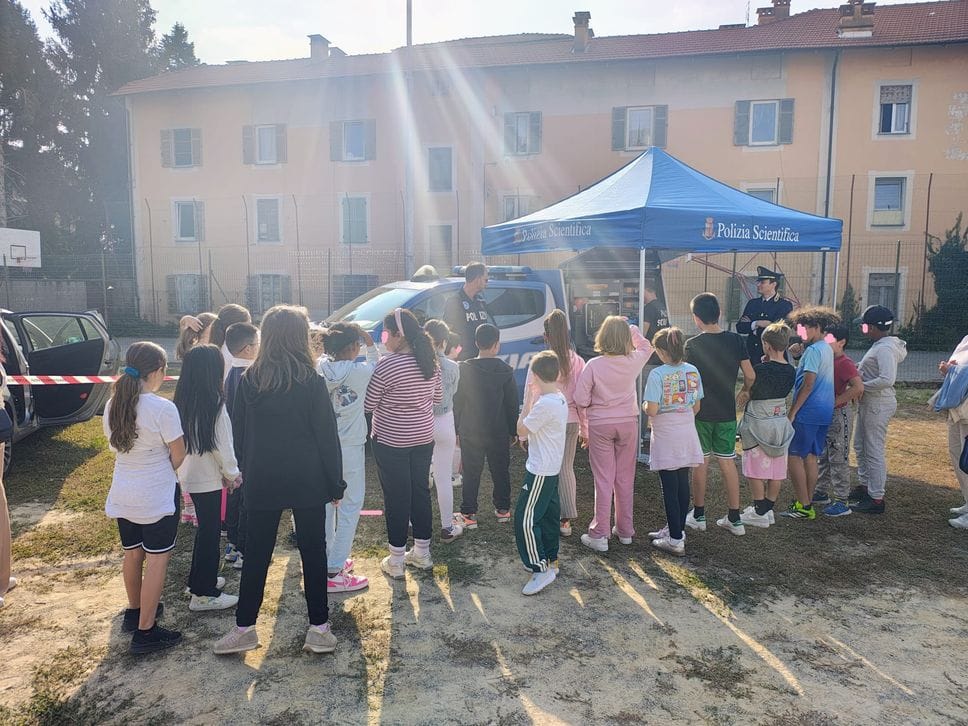 La polizia presenta le proprie attività ai bambini