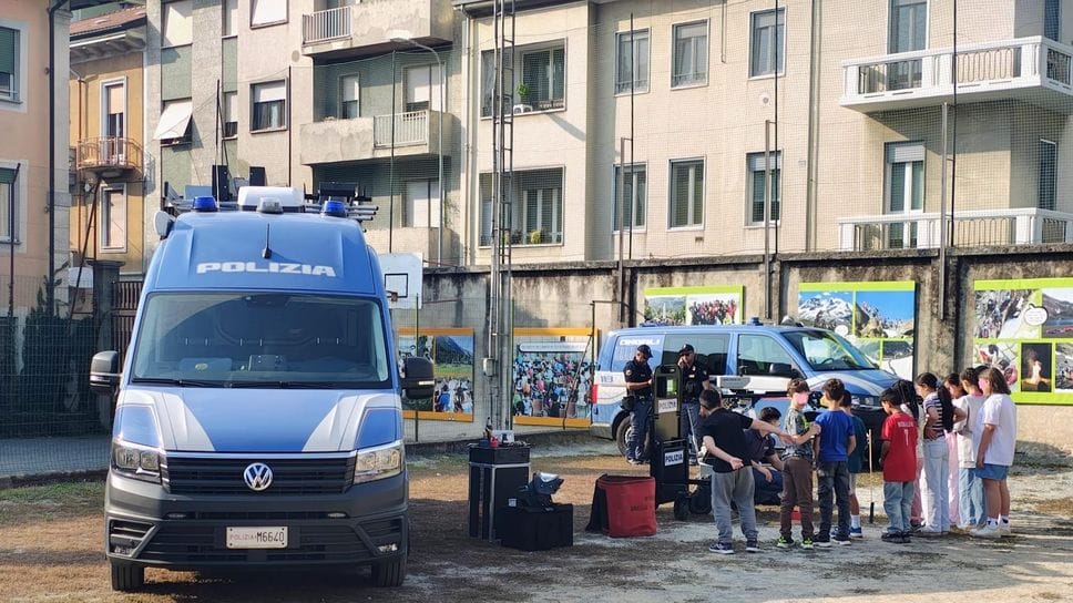 La polizia presenta le proprie attività ai bambini