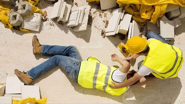 Infortunio sul lavoro: trasportato in ospedale in codice giallo