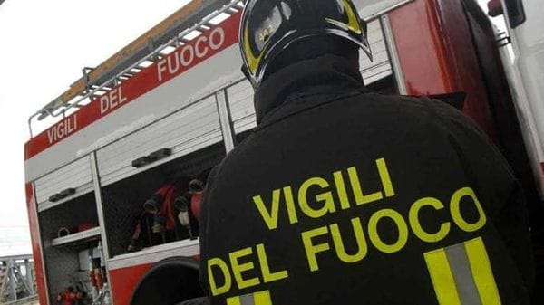 Container dei rifiuti a fuoco, fiamme spente dai vigili del fuoco