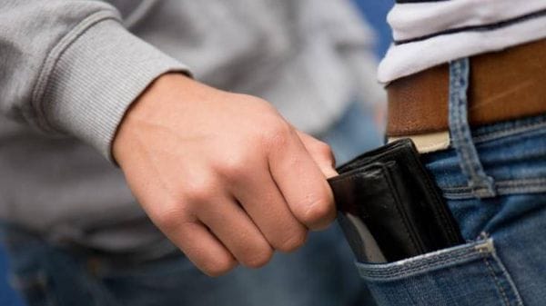 Le rubano il portafoglio e le arriva poi il messaggio di un acquisto effettuato in un negozio
