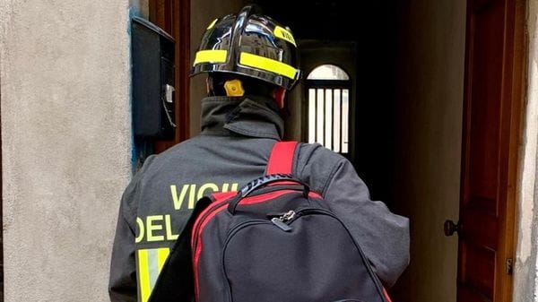 Porta danneggiata con la colla, la proprietaria non riesce a entrare e chiama i vigili del fuoco