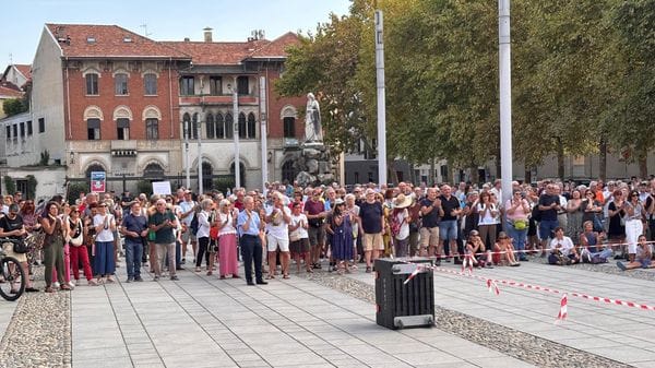 C’è il Consiglio in assemblea aperta. E la gente in piazza. La seduta live. Foto