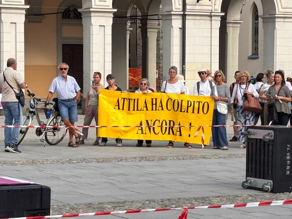 C’è il Consiglio in assemblea aperta. E la gente in piazza. La seduta live. Foto