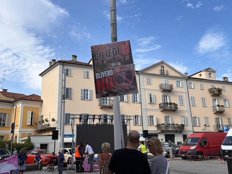 C’è il Consiglio in assemblea aperta. E la gente in piazza. La seduta live. Foto