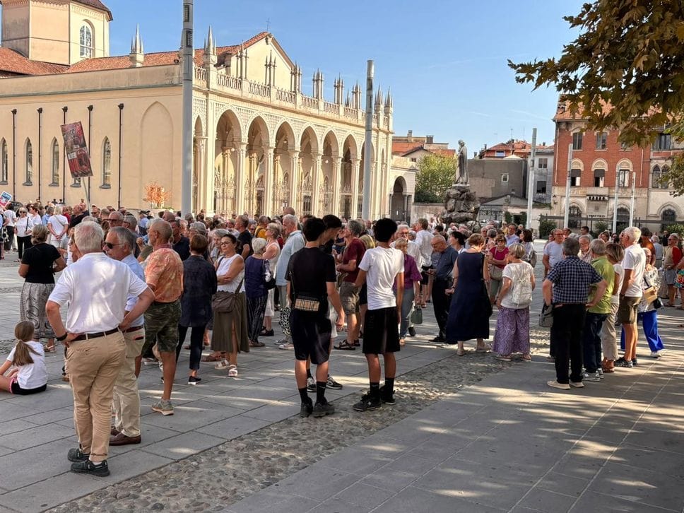 C’è il Consiglio in assemblea aperta. E la gente in piazza. La seduta live. Foto