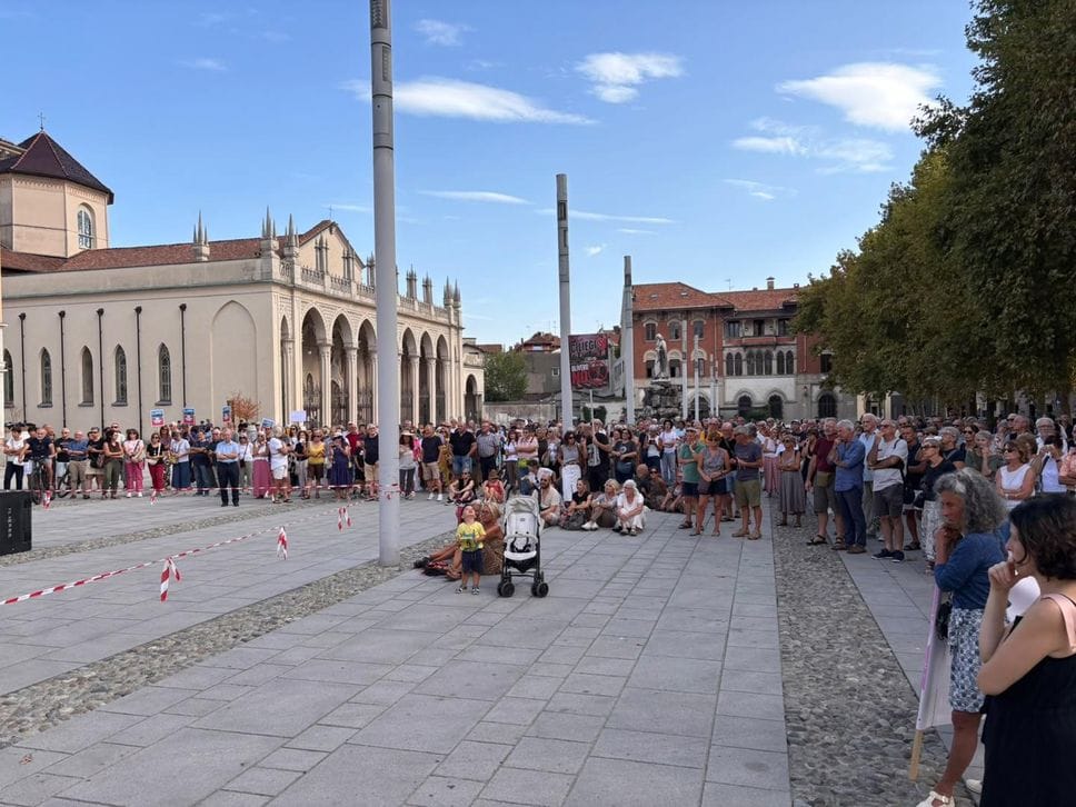 C’è il Consiglio in assemblea aperta. E la gente in piazza. La seduta live. Foto