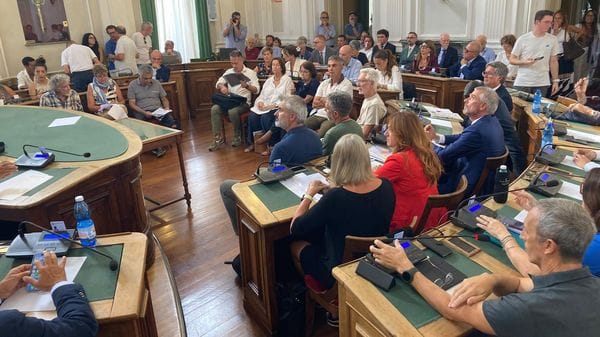 Mercato in centro, dissenso in piazza e in maggioranza