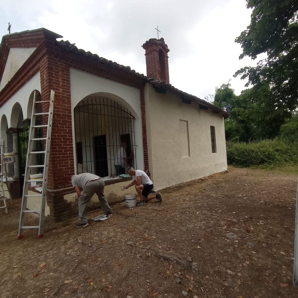 Gli alpini ripuliscono la chiesetta di San Grato dalle scritte omofobe e dalle svastiche