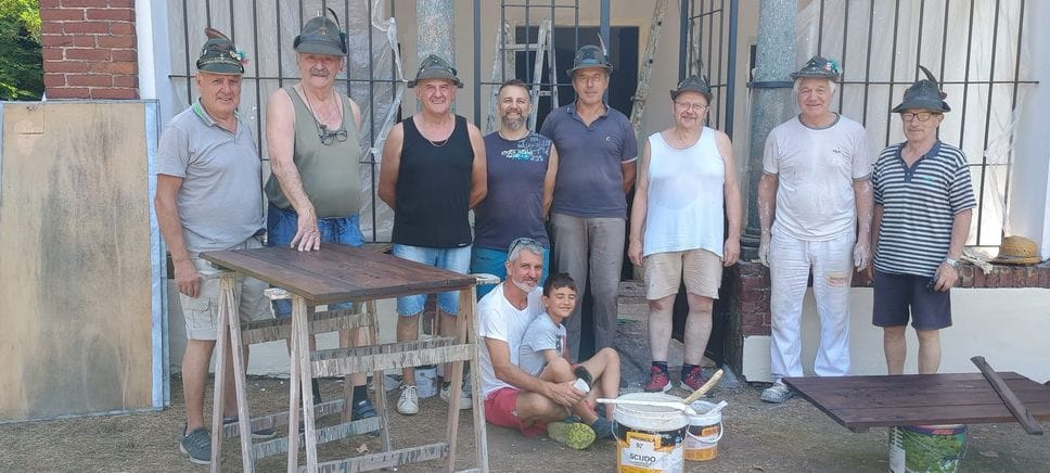 Gli alpini ripuliscono la chiesetta di San Grato dalle scritte omofobe e dalle svastiche