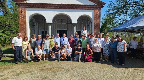 Gli alpini ripuliscono la chiesetta di San Grato dalle scritte omofobe e dalle svastiche